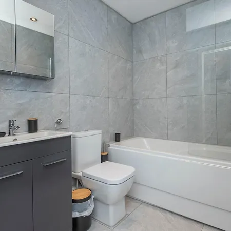 Stylish Elegant New Flat 5 Min From Elizabeth Line Apartment London Exterior photo