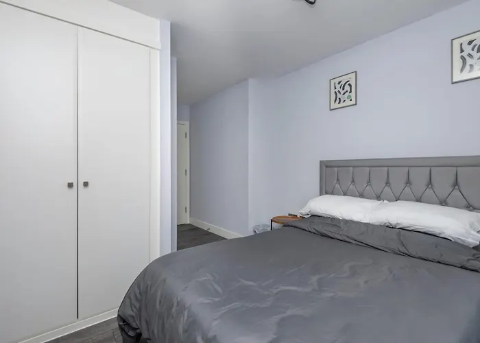 Stylish Elegant New Flat 5 Min From Elizabeth Line